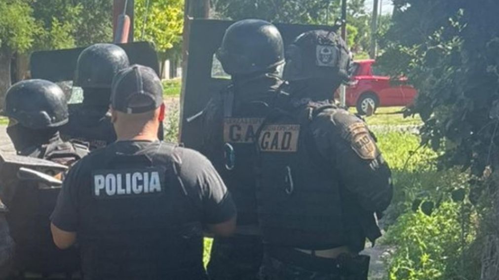 Los polic�as efectuaron diferentes procedimientos en el vecindario para capturar al sospechoso.