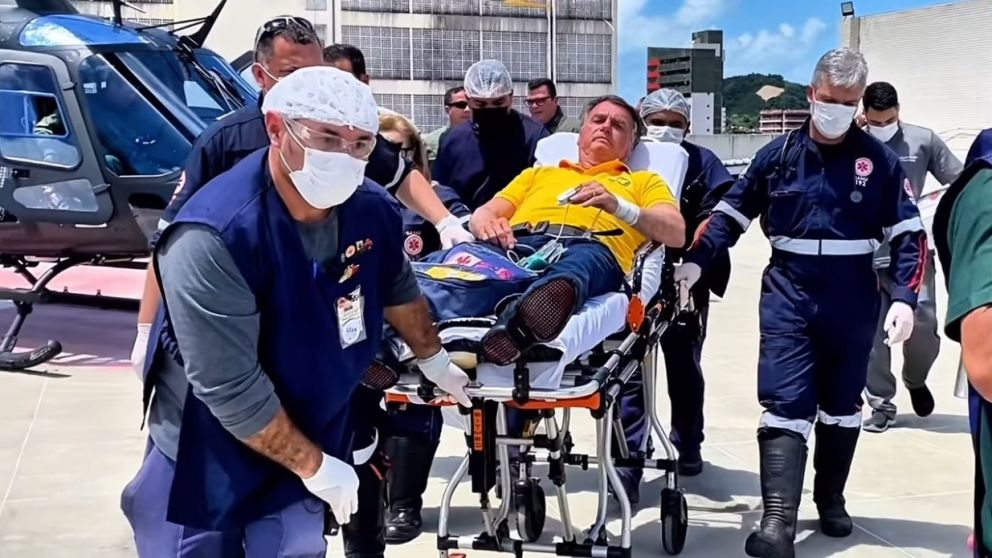 Internaron a Jair Bolsonaro por dolores abdominales.