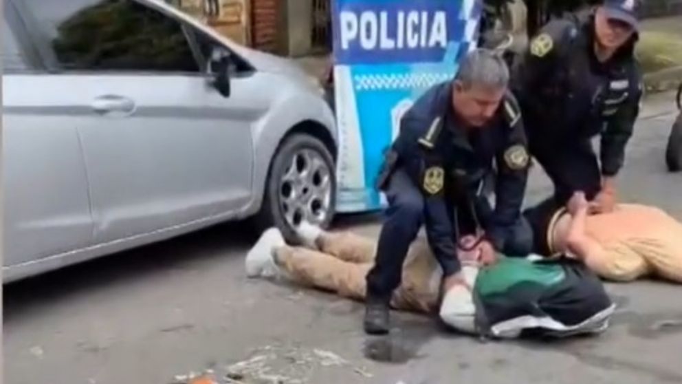 Los efectivos policiales ingresaron a la vivienda y redujeron a los delincuentes antes de que se llevaran todo.