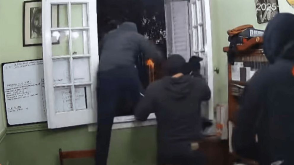 Los delincuentes escapando por la misma ventana que usaron para ingresar a la casa.
