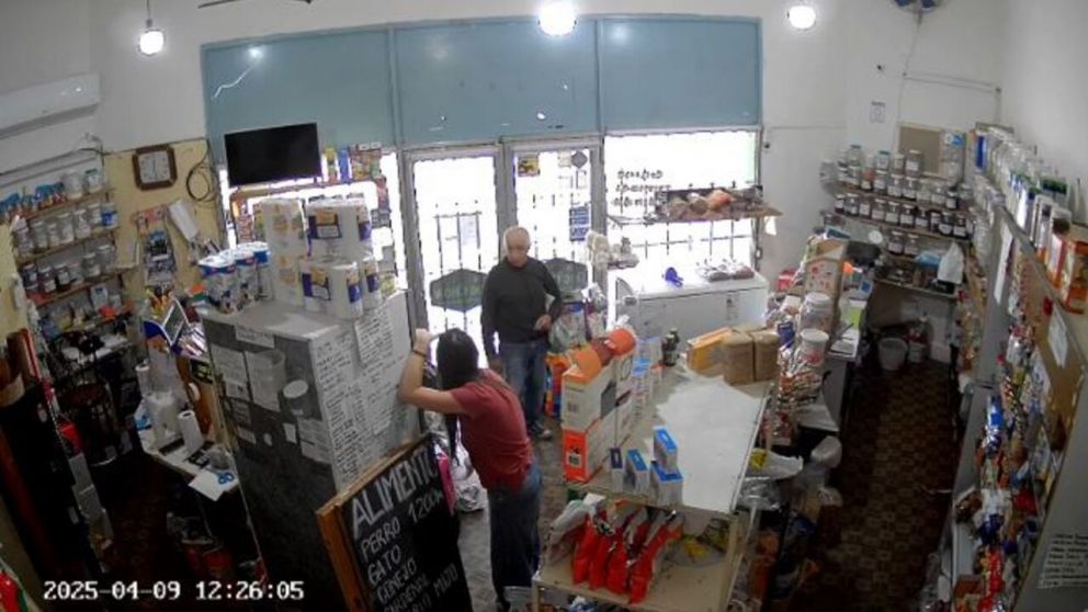 El insólito robo se produjo en un comercio de Santa Fe (Captura de video).