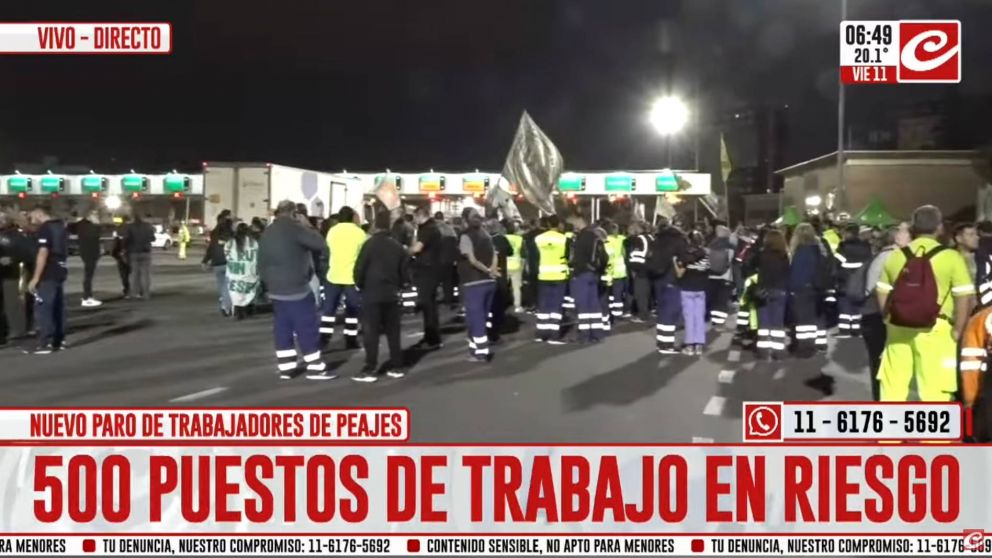 Trabajadores del peaje realizan una protesta sobre la Autopista Riccheri.