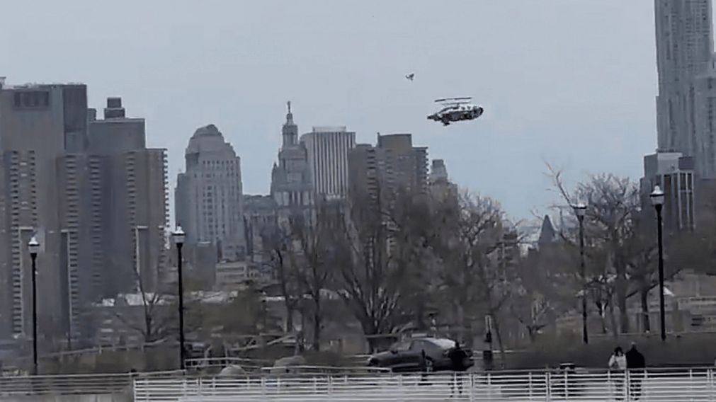 Tragedia en Nueva York: un helicóptero se estrelló en el río Hudson y murieron 6 personas.