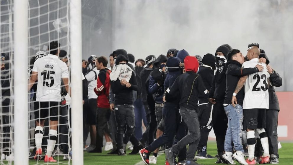 Dos hinchas murieron en las afueras del estadio Monumental de Santiago luego de los incidentes con la Policía (Imagen AFP).