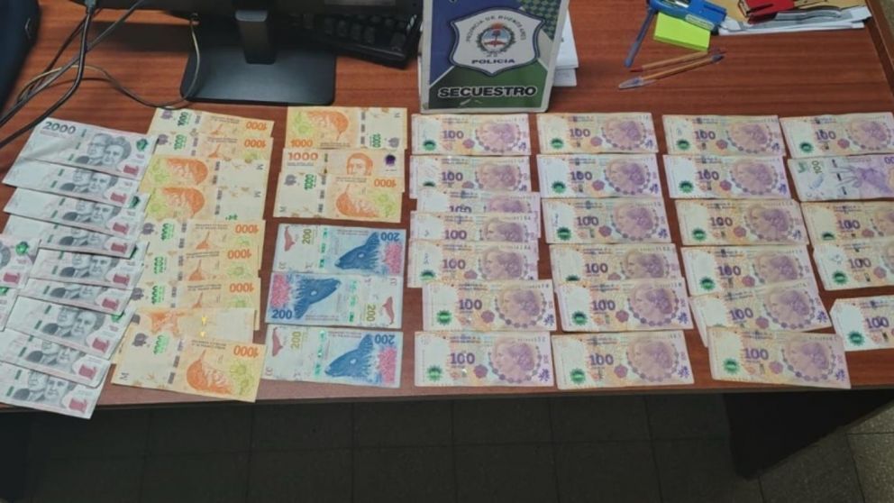 Los billetes que fueron incautados por las autoridades policiales.