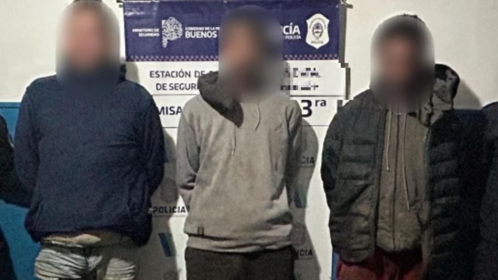 Estos son los individuos que resultaron aprehendidos por los investigadores policiales. Crédito: 0223.