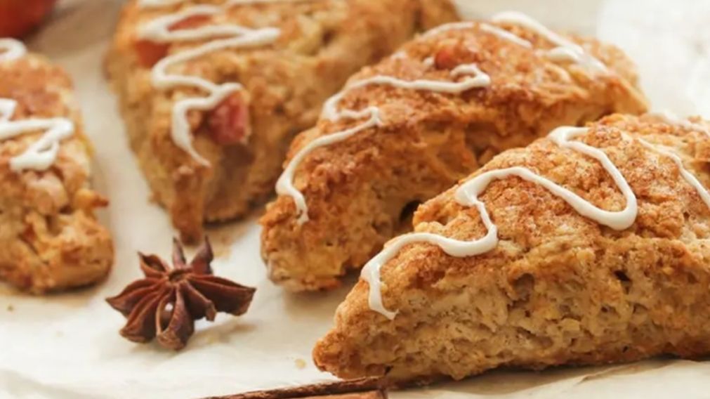 Scones de manzana y canela: fáciles y reconfortantes para degustar con el mate.