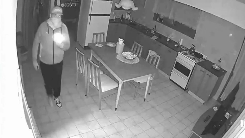 El robo quedó grabado por una cámara de seguridad.