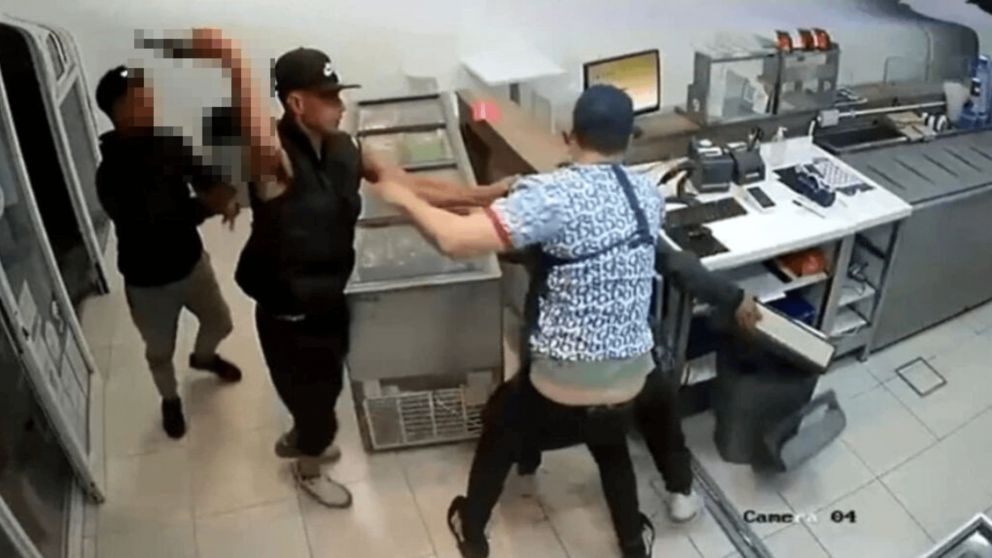 El robo en la heladería donde el empleado enfrentó a los delincuentes.