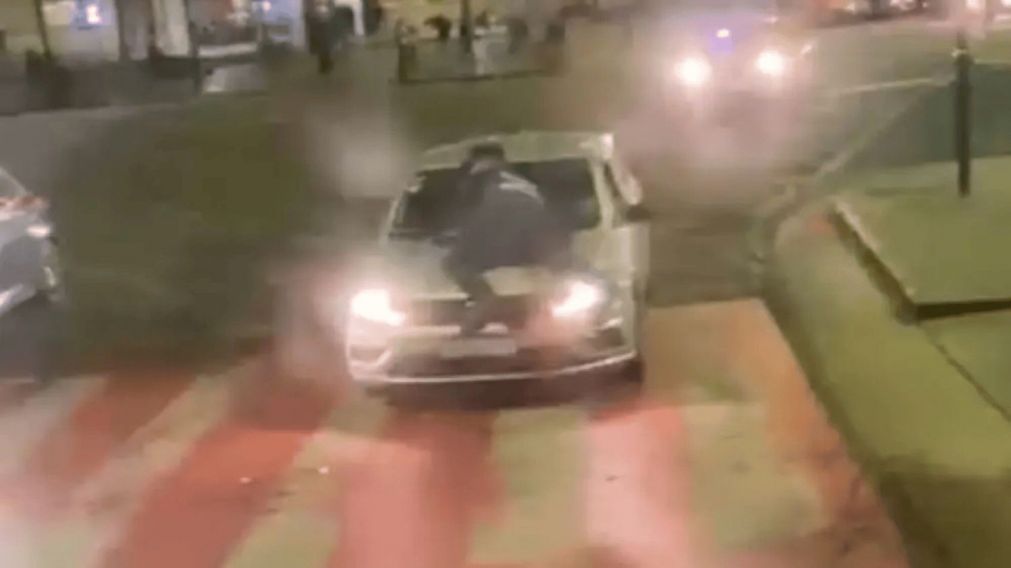 Un hombre quiso evadir un control policial y en su huida atropelló a un agente de tránsito (Imagen captura vídeo).
