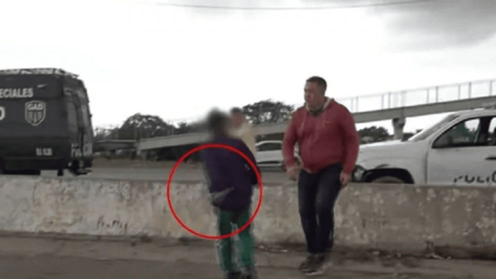 ¡VIDEO! En medio de marcha por el crimen de un joven, un menor intentó acuchillar a un policía