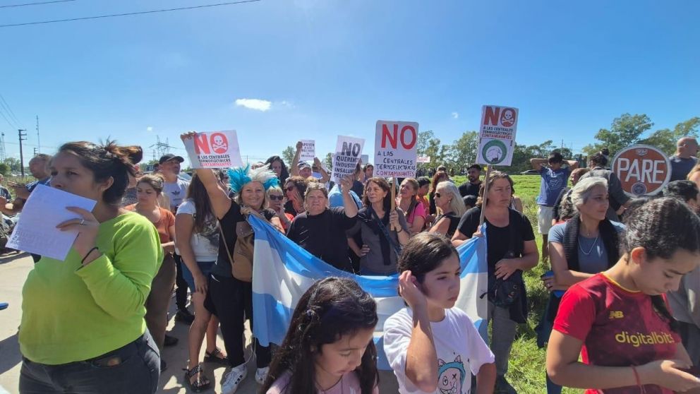 Los vecinos de Brandsen marchan contra la instalación de las dos termoeléctricas.
