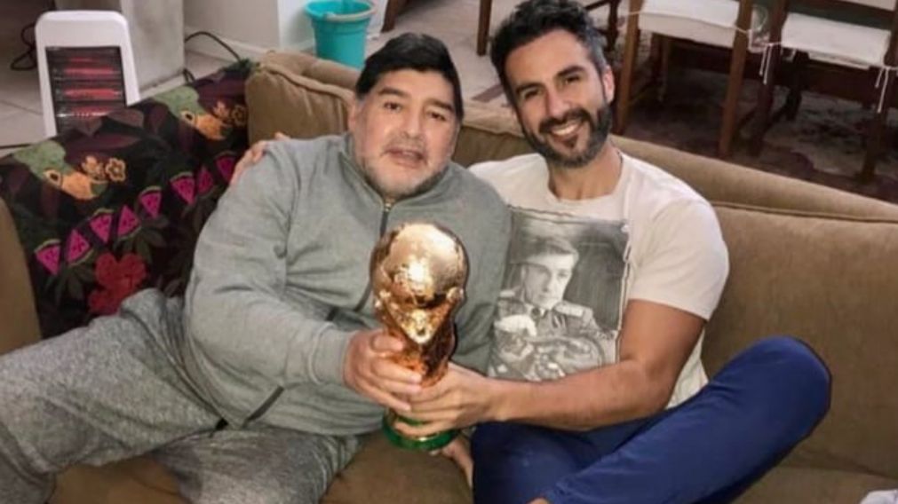 Diego Maradona con Leopoldo Luque, el neurocirujano que estuvo a cargo de su atención médica en los últimos años de vida.