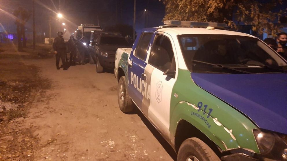 Los efectivos policiales se apersonaron en el escenario del crimen.