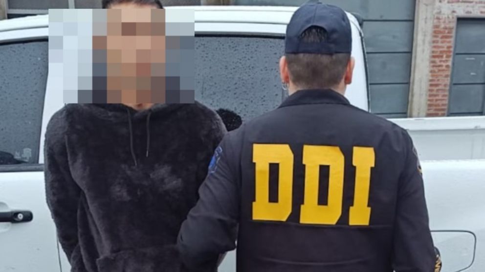 Uno de los sospechosos por el crimen de un policía fue detenido.