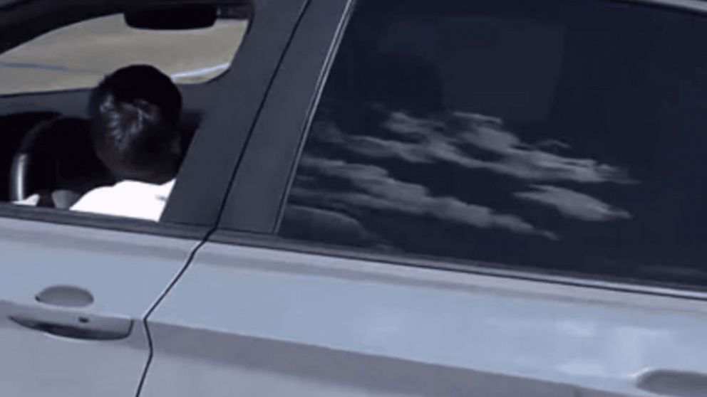 Filmaron a un nene de 12 años manejando un auto por una avenida una transitada.