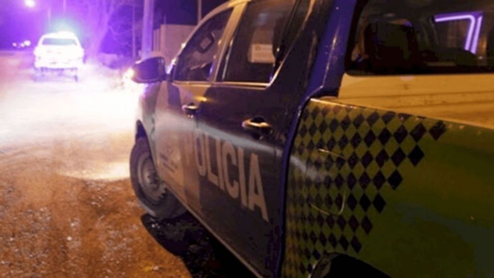 La policía busca a los ladrones que robaron en una heladería.