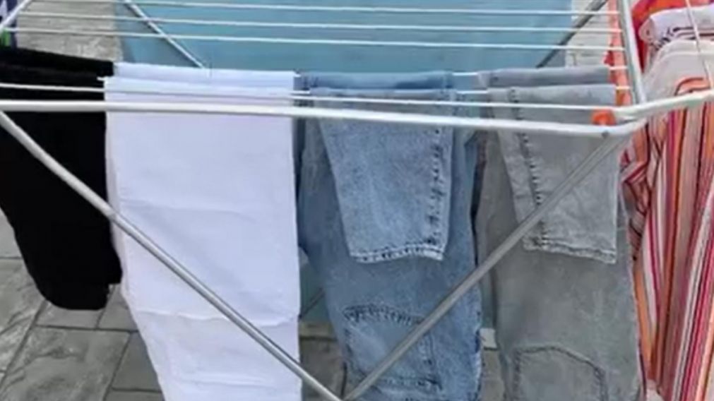 La sencilla manera de ocupar menos espacio al colgar la ropa.