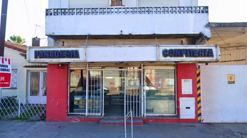 El ataque ocurrió en esta casa de Morón, donde Esteban Freire vivía con su familia y tenía su panadería (Imagen: Google Street View).