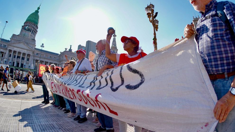 La oposición en Diputados busca prorrogar la moratoria y aumentar el bono para jubilados que está congelado en 70.000 pesos.