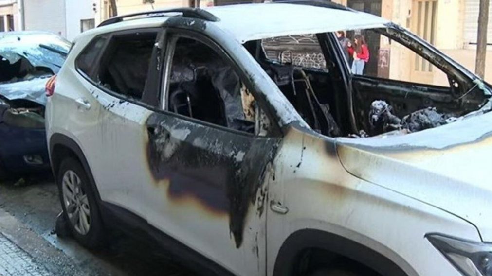 Uno de los vehículos quemados frente a una sede del PJ en Balvanera.