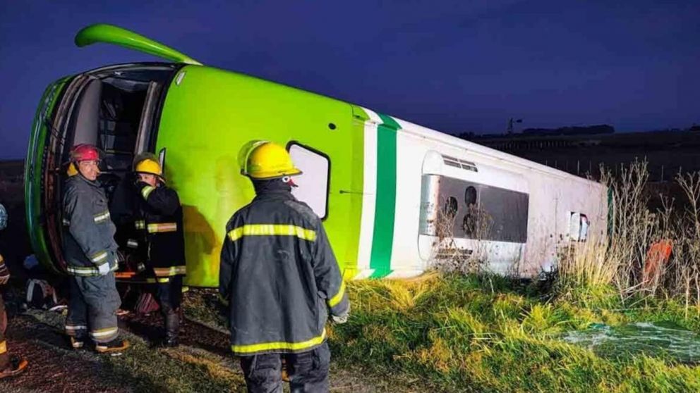 Tragedia en la ruta: 4 muertos y 29 heridos tras el vuelco de un colectivo en General La Madrid (gentileza La Brújula).