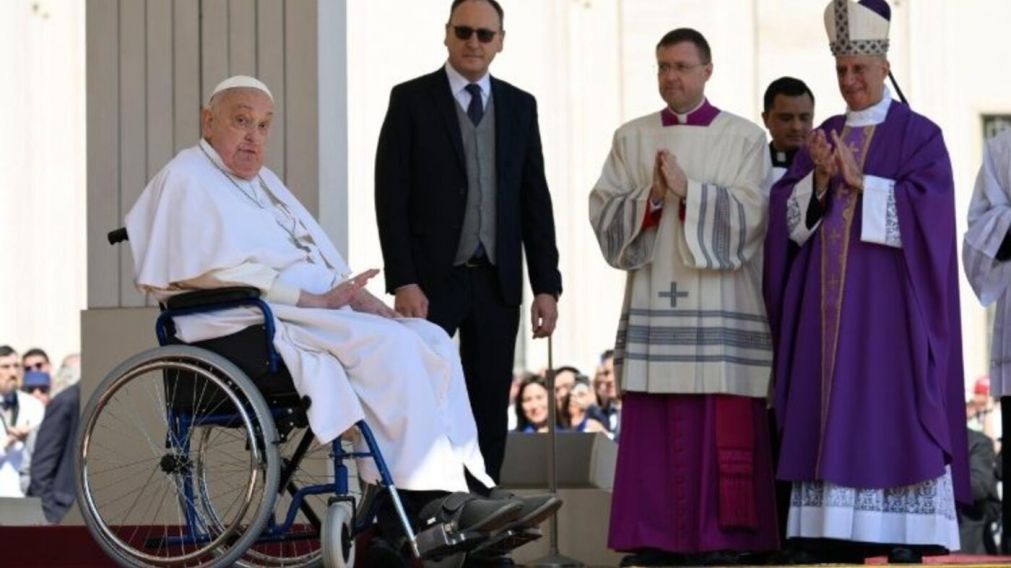 El Papa Francisco apareció por sorpresa ante los fieles en la Plaza San Pedro (Vatican News).