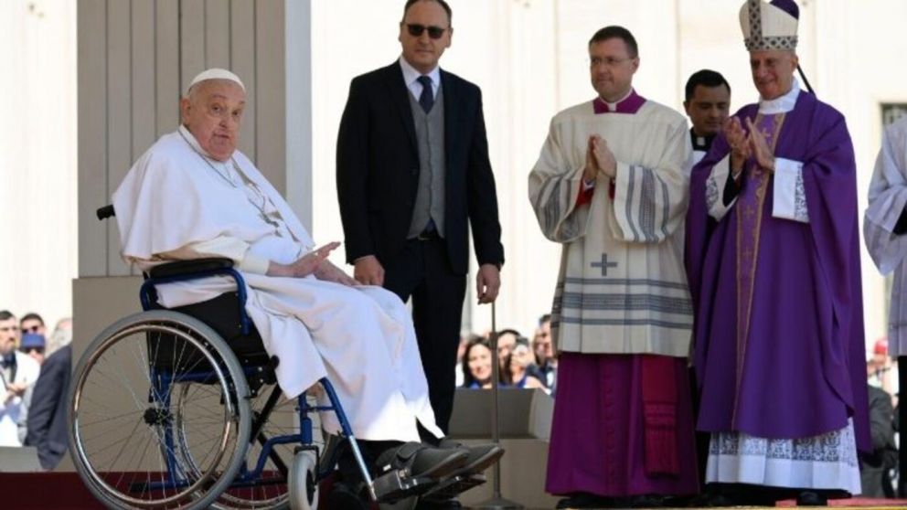 El Papa Francisco apareció por sorpresa ante los fieles en la Plaza San Pedro (Vatican News).