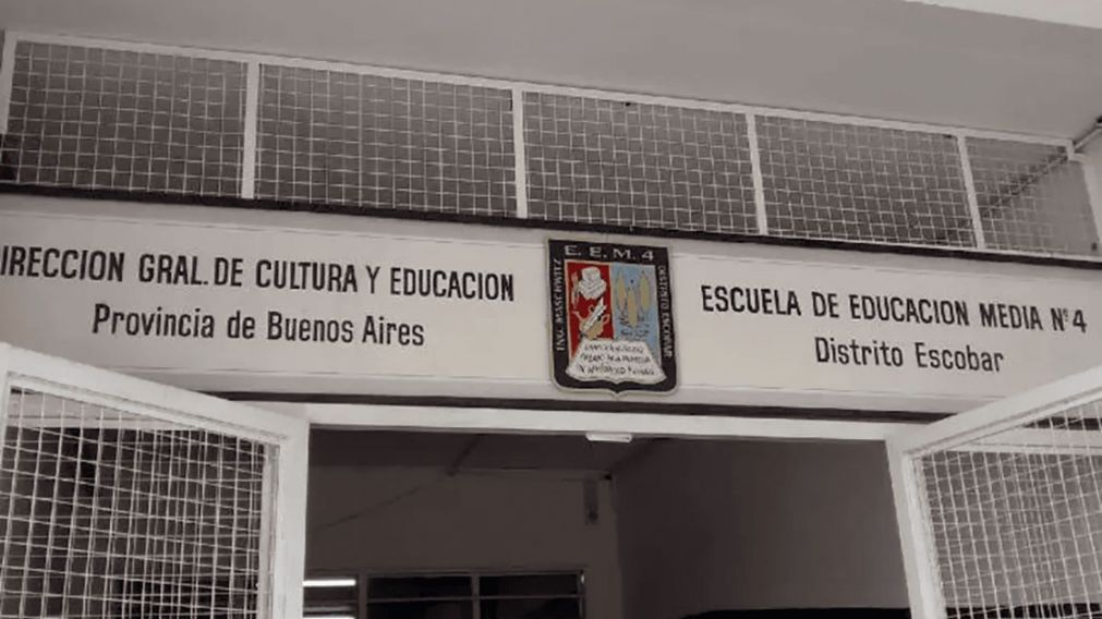 La escuela permanece con custodia policial.