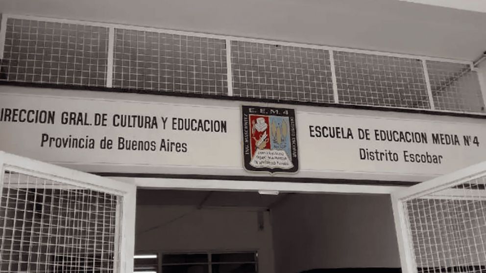 La escuela permanece con custodia policial.