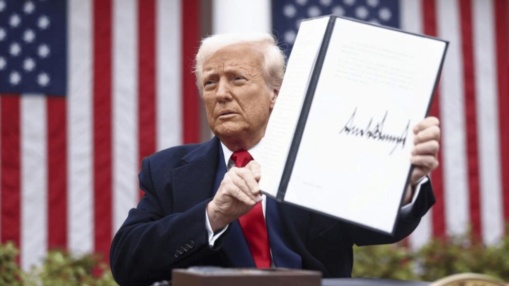 Donald Trump firmando el decreto de los "aranceles recíprocos".