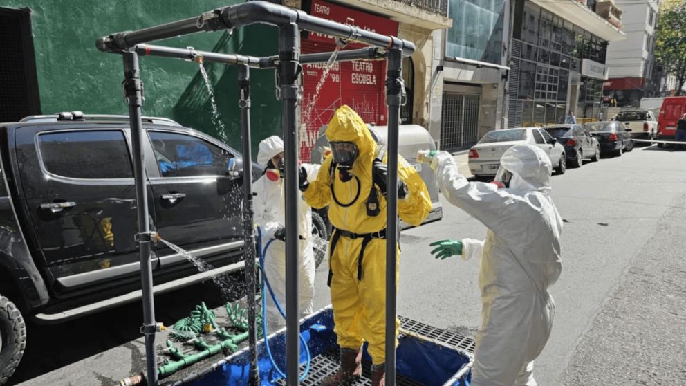 Personal del SAME trabajando en el lugar del derrame.