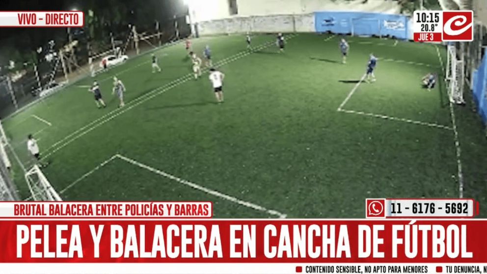Impactante pelea entre barrabravas y policías en una cancha de fútbol.