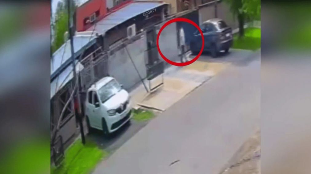 Las cámaras de seguridad grabaron al agresor antes y después del ataque.