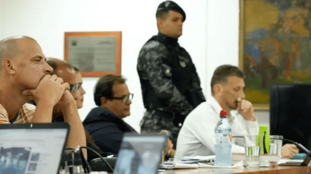 Los hermanos sentados en el banco de los acusados (Foto El Territorio).