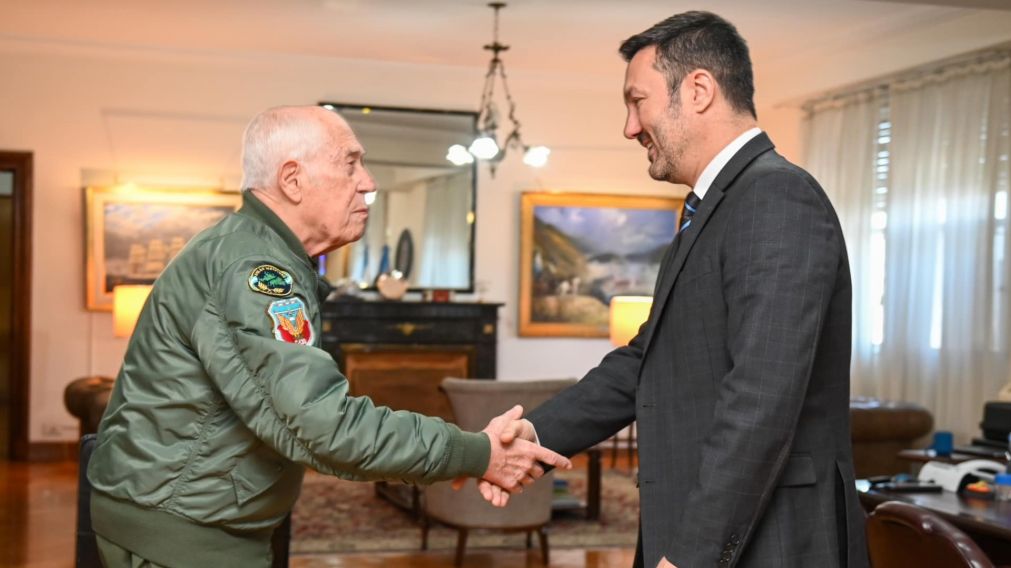 Luis Petri junto con el ex combatiente de Malvinas, Jorge Francisco Martínez.