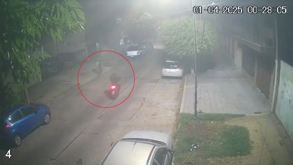 El robo motochorro quedó grabado por una cámara de seguridad.