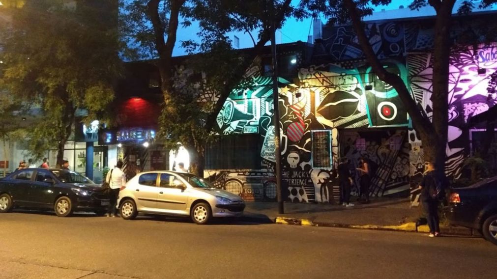El patovica recibió los golpes en la puerta del boliche y se desvaneció poco después.