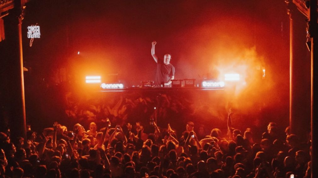 Murió un hombre durante una fiesta electrónica en el autódromo de Buenos Aires (X/@sashaofficial).