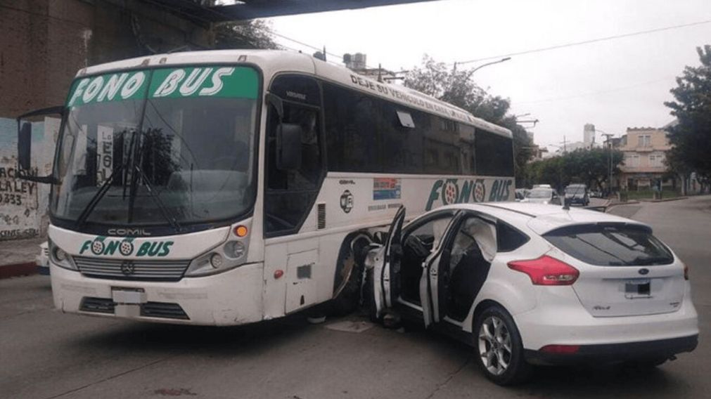 El raid terminó con la colisión entre un automóvil y un colectivo en Córdoba (X).