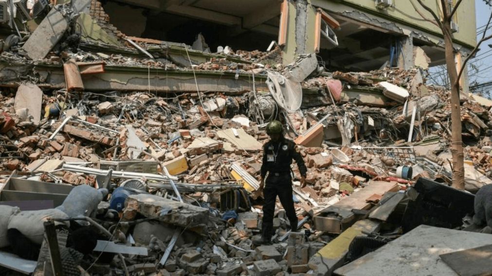 Una mujer de 63 años fue rescatada con vida tras permanecer casi cuatro días sepultada por el terremoto en Birmania (Imagen AFP).