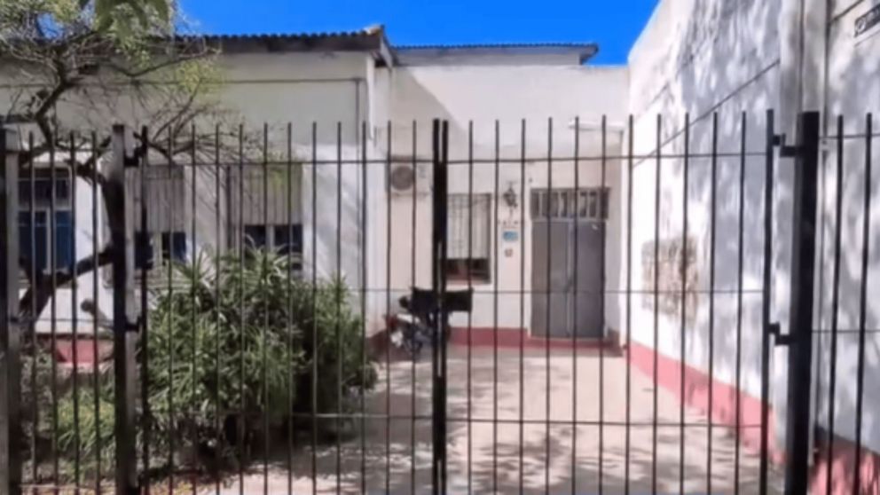 La puerta del establecimiento escolar donde ocurrió el ataque (El Diario de La Plata).