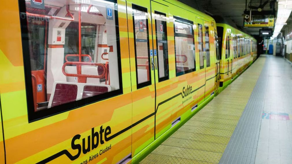 Un mujer quedó atrapada con la puerta del subte y le tuvieron que amputar una pierna.