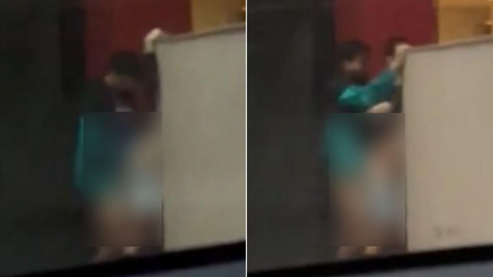 Atraparon a dos personas teniendo relaciones en la calle y acabaron viralizados.