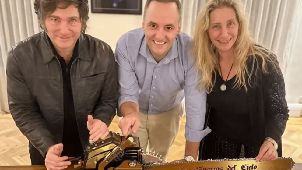 Adorni, junto al presidente Javier Milei y su hermana Karina. Promete llevar la motosierra a CABA.