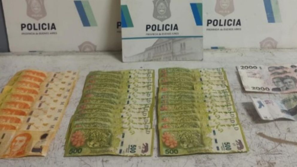 El dinero que fue recuperado por los efectivos policiales. Crédito: 0223.