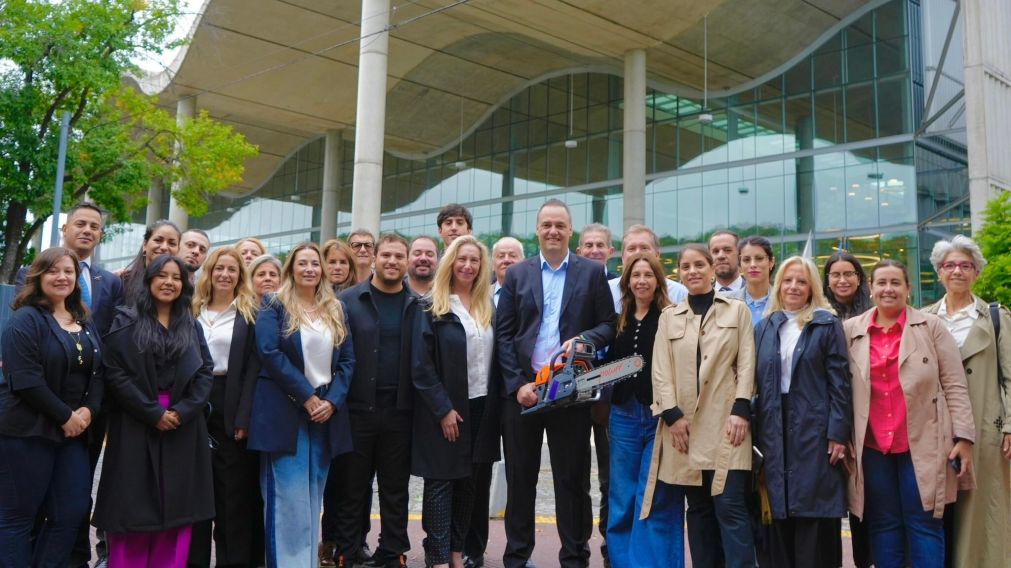 Karina Milei, Manuel Adorni y la motosierra, junto al resto de los candidatos en la sede del gobierno porteño.