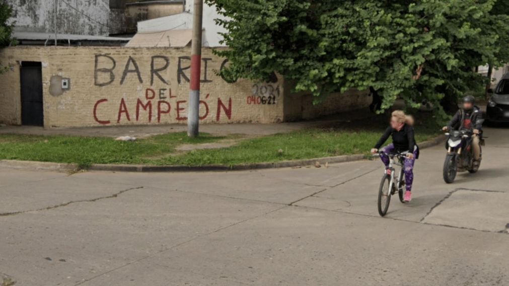 El líder de la barrabrava de Unión fue atacado a tiros en esta esquina de Santa Fe cuando circulaba en auto y sobrevivió (Google Maps).