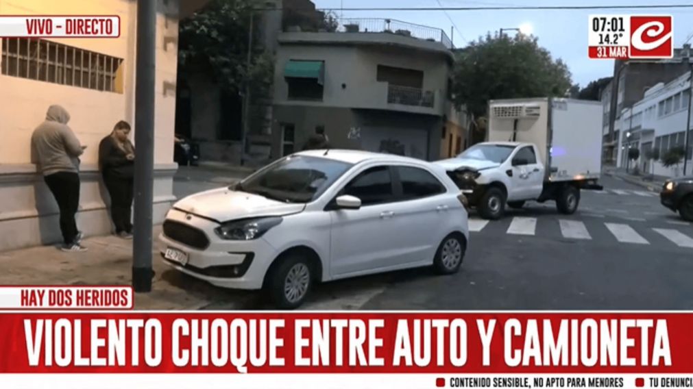 Ambos vehículos sufrieron daños por el impacto.