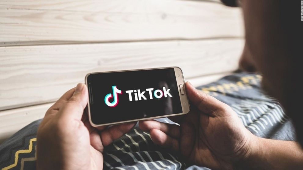 El perverso juego en TikTok se llama "chifla flica".
